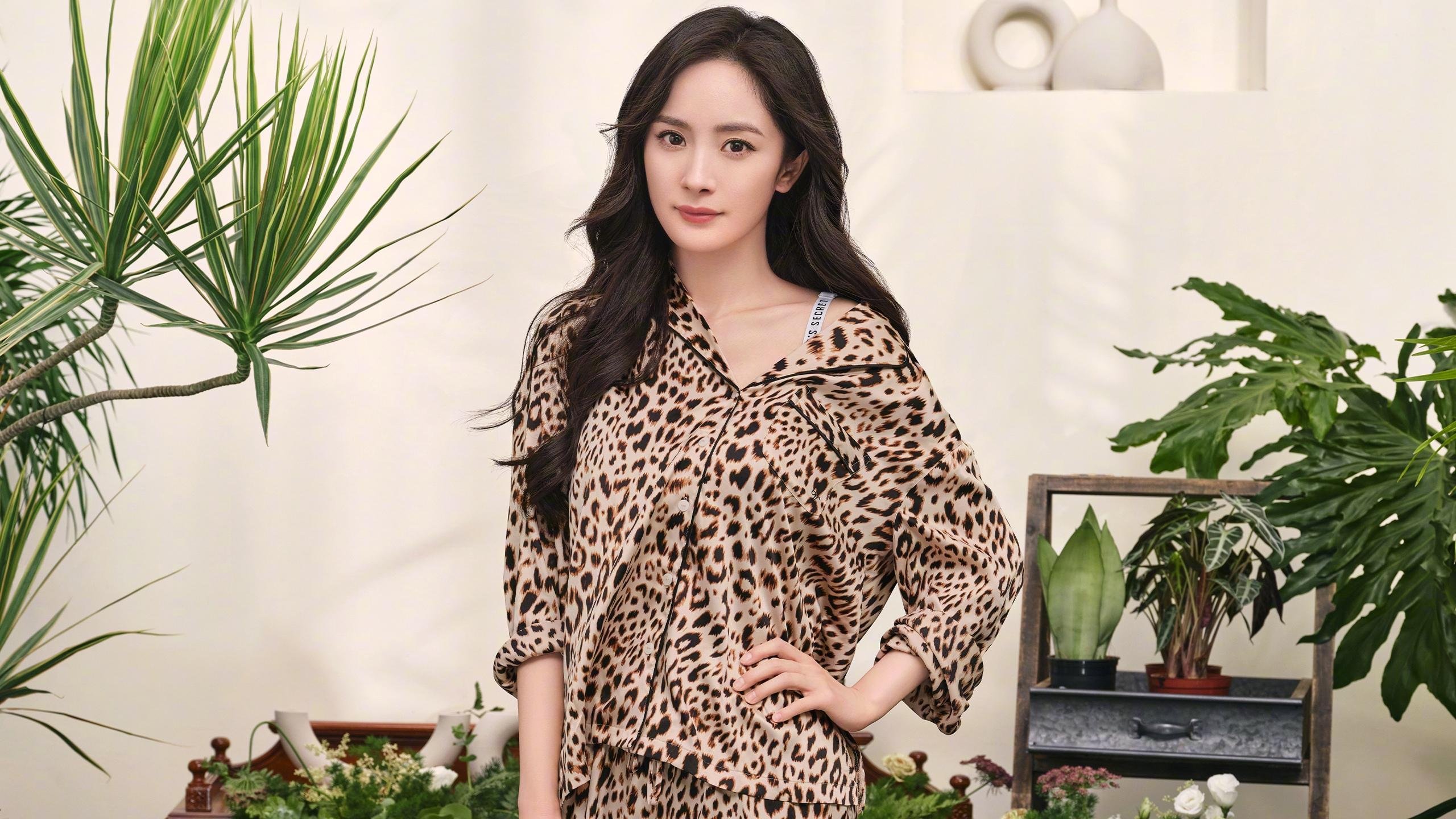 德甲激烈，教练强调战术应用，德甲球员撞教练